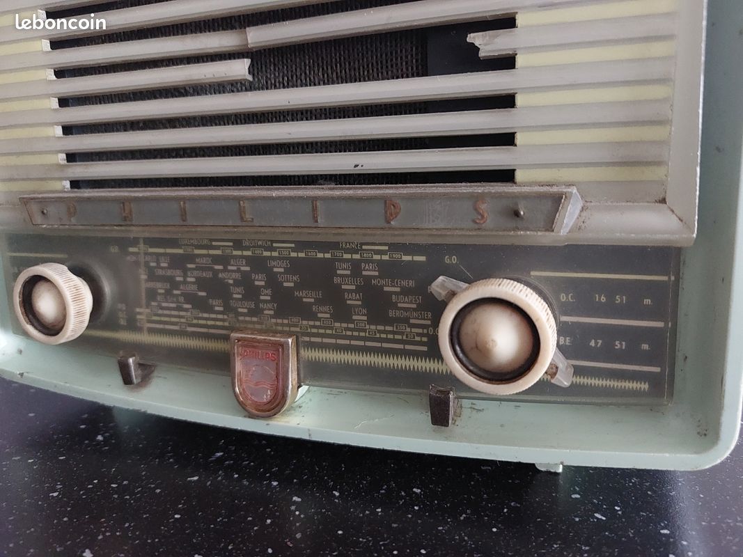 POSTE RADIO TSF Radiola RA157 U, année 1957, coloris bordeaux, bon état