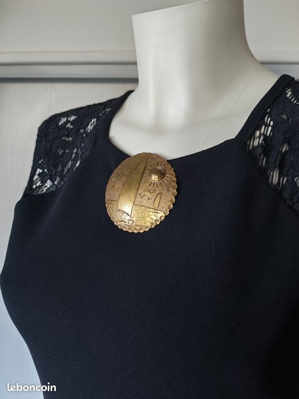 Broche Ronde Art Déco En Métal Doré Et Verre Noir - Motif Soleil Central, Occasion Vintage
