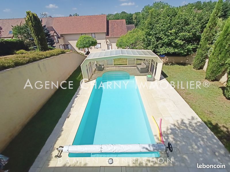 Maison 9 pièces 232 m² · à Charny Orée de Puisaye · 232 m² · 249 000 €