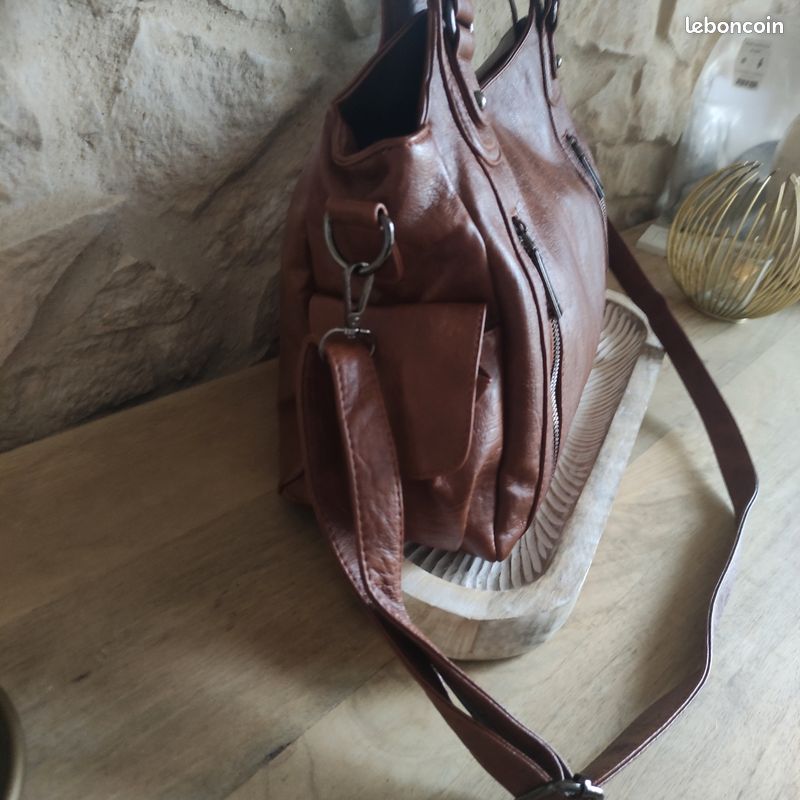Sac à Main Guess Larchmonte - Couleur Chameau, Neuf Avec étiquettes, Livraison Rapide