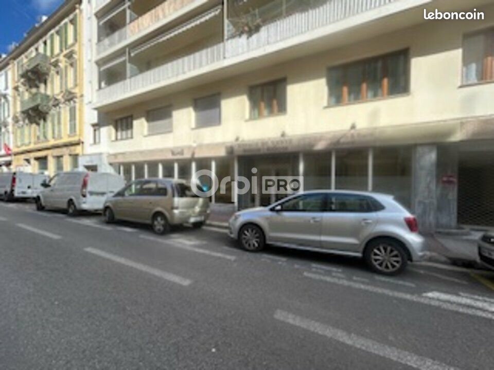 Local commercial 215 m² - Bureaux & Commerces
