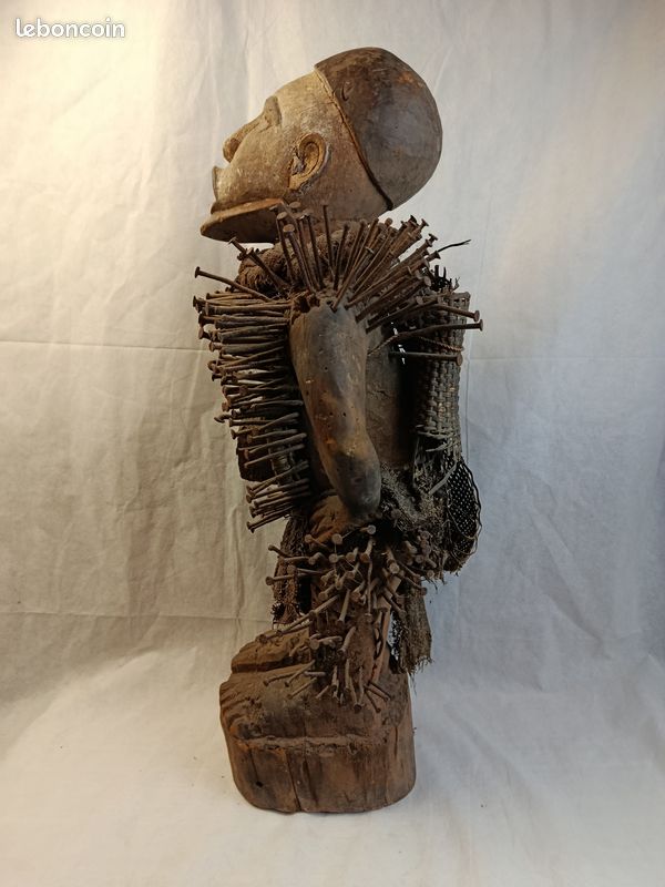 Fétiche africain Nkisi Nkondi clouté – Bois, métal, fibres – 72 cm (image 3)