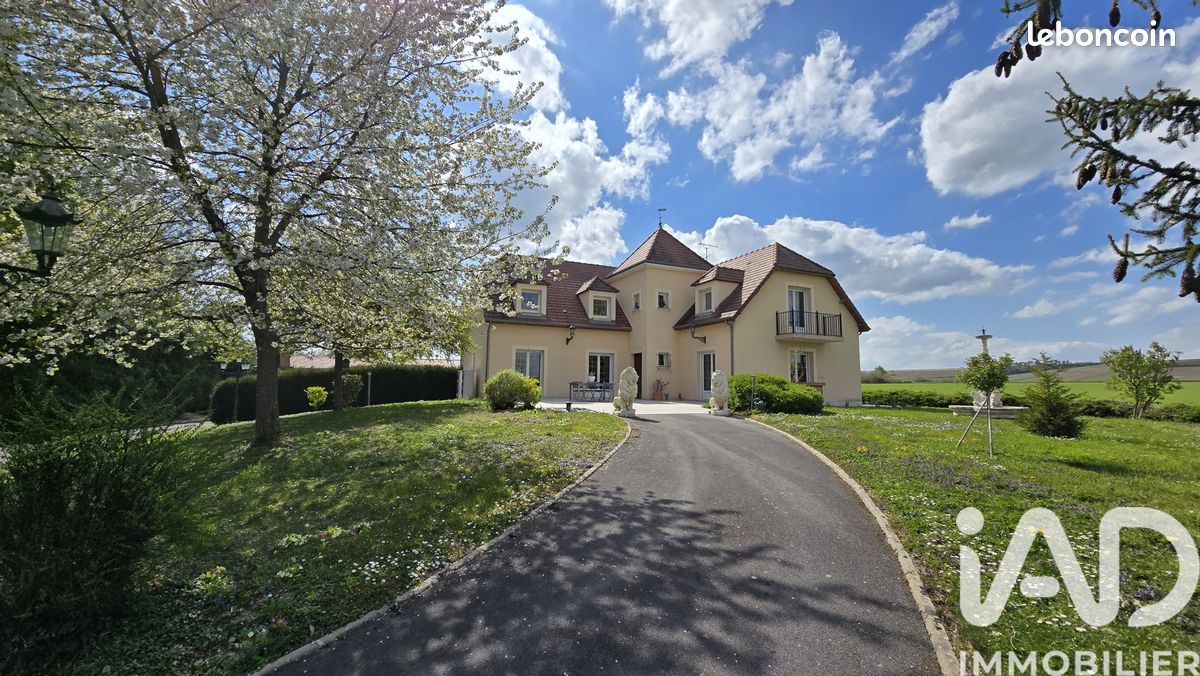 Maison 10 pièces 345 m² · à Bassuet · 345 m² · 475 000 €