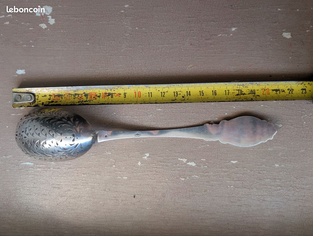 Cuillère a soupoudrer en argent massif poinçon minerve (image 1)