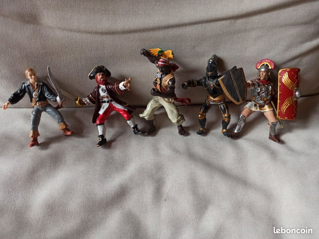 Lot 5 figurines Papo / Plastoy — Pirates, Chevalier et Romain (image 1)