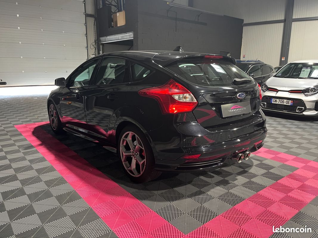 FORD FOCUS ST 2.0 SCTi 250 CV EcoBoost + SIÈGES CHAUFFANTS RECARO + BLUETOOTH + RADAR DE RECUL (image 5)