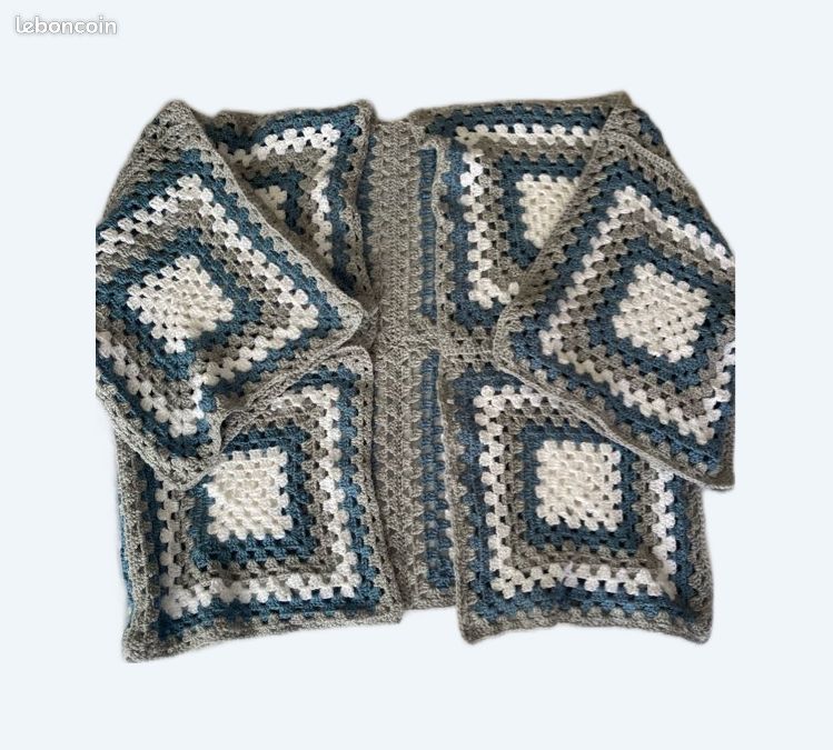 Veste crochet fait main – style granny square – tons gris, blanc