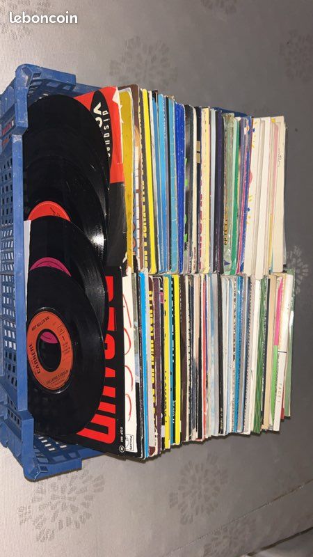 Lot de 130 vinyles 45t (image 1)
