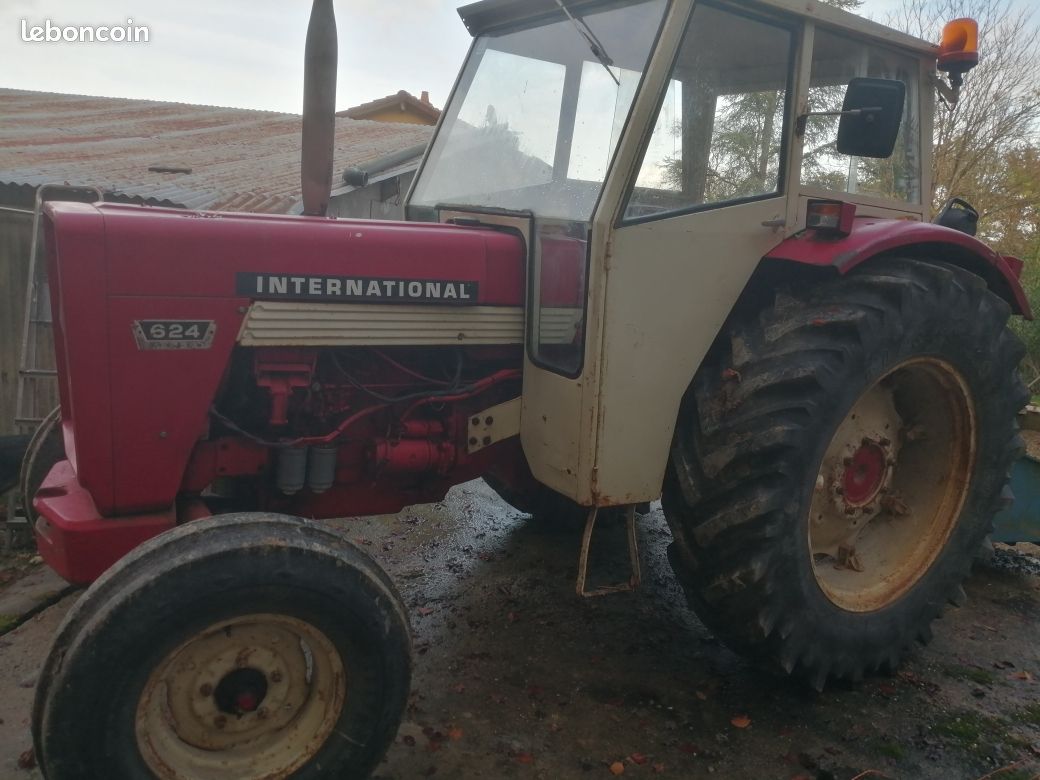 Tracteur IH 624 avec conducteur Tracteur IH 624 avec conducteur