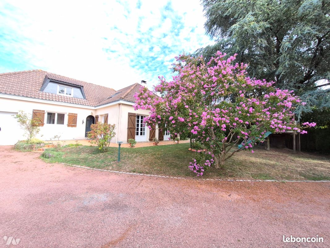 Maison 9 pièces 295 m² · à Saint-Julien-de-Concelles · 295 m² · 498 000 €