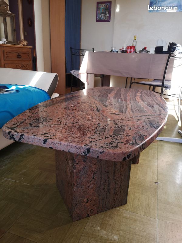 Table basse en marbre rose (image 1)