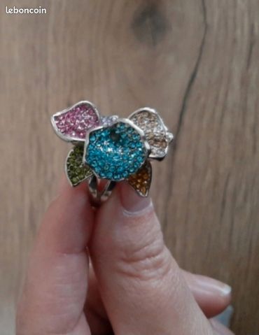 Bague multicolore motif pétales de fleurs taille 57 (image 1)