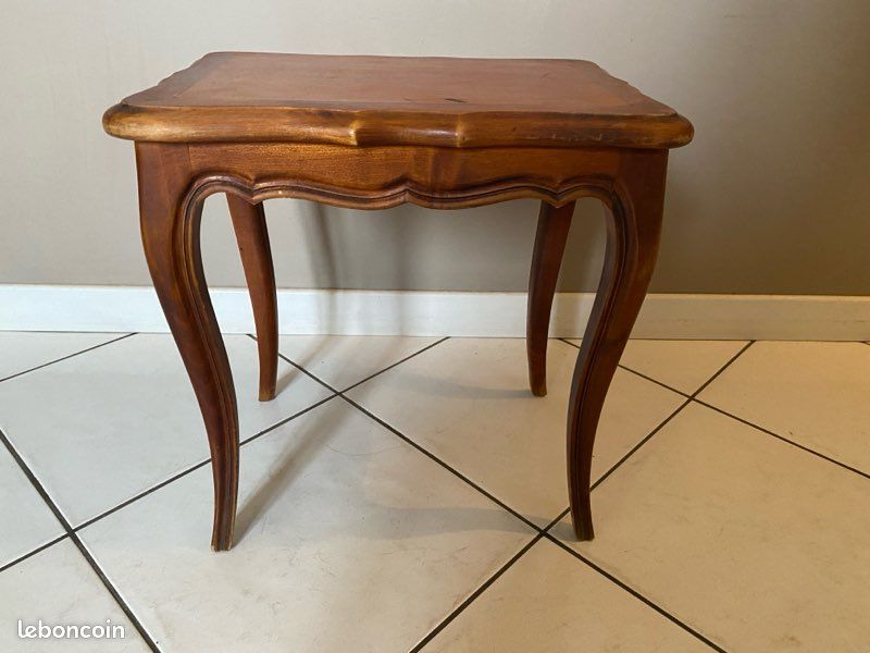 Petite table vintage en merisier (image 1)
