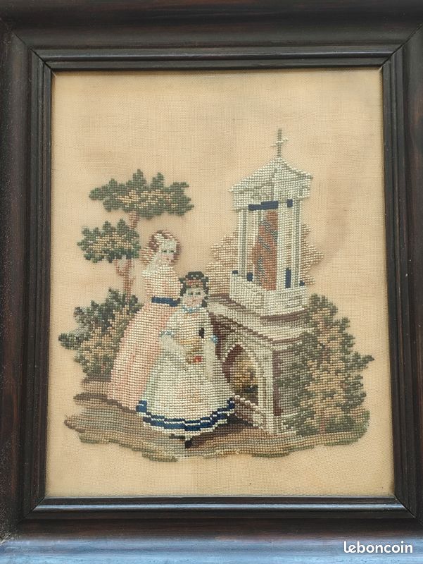Paire de broderies anciennes au point de croix – tableaux encadrés (image 1)