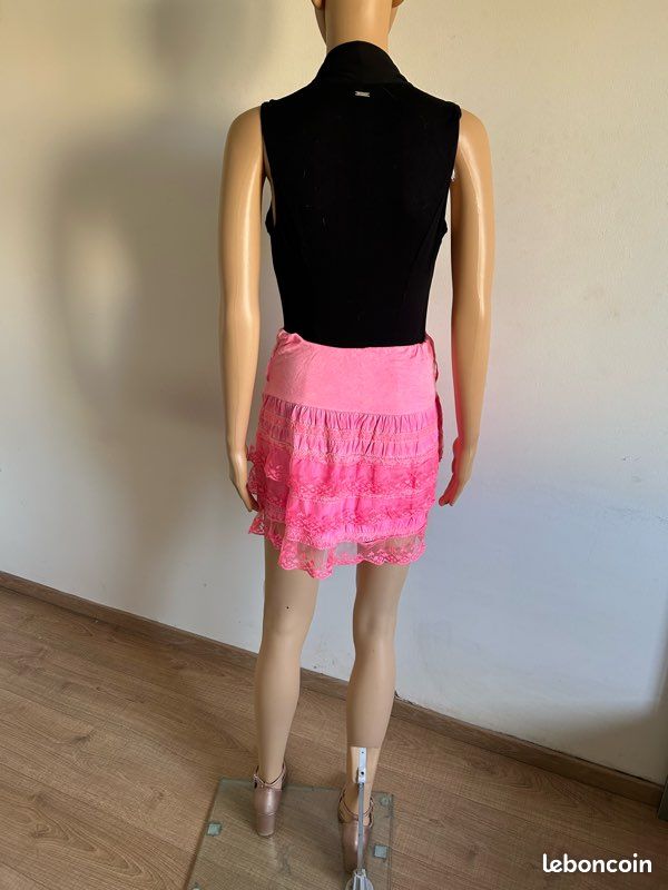 Jupe courte rose avec des motifs une coupe droite et une taille élastiquée KAPORAL - CCV Mode