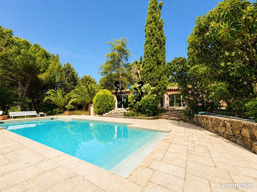 Maison 8 pièces 233 m² · à Roquebrune-sur-Argens · 233 m² · 949 000 €
