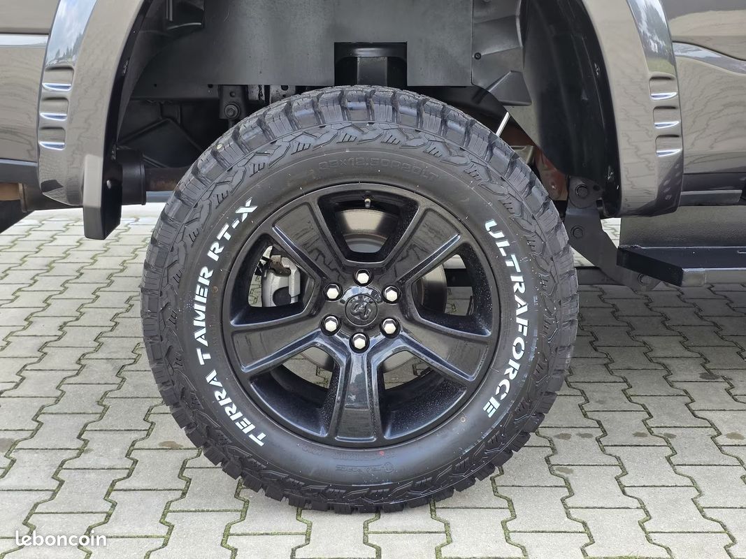 Dodge RAM 1500 Big Horn Night Edition 5.7 HEMI eTorque 401 ch 4x4 – Lift 9” – Uconnect 12” – 35” (image 10)