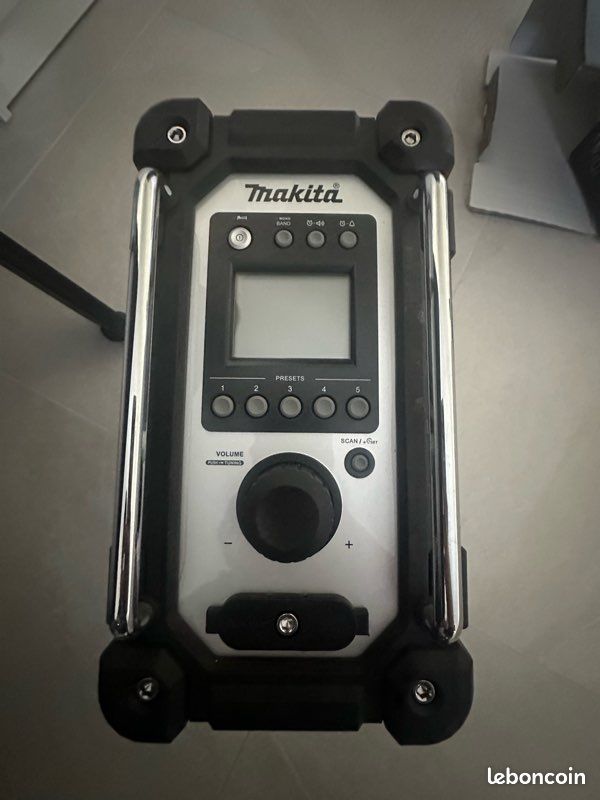 «Radio de chantier Makita DMR107, état neuf, compatible batteries 18V, 14.4V, IP64 (image 2)