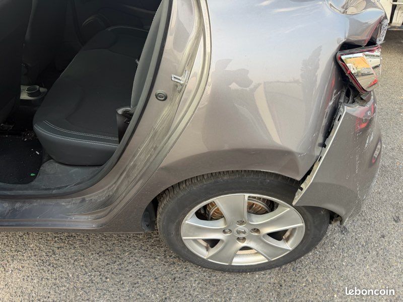 Clio 4 1,5 dCi 90cv accidentée boîte auto (image 5)