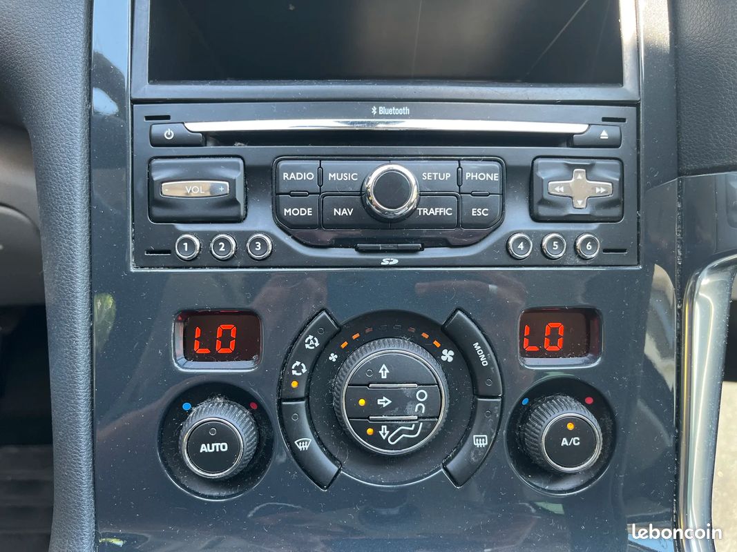 Peugeot 3008 2.0 HDI 150CH Féline / 1ERE MAIN / ENTRETIEN COMPLET / FULL OPTIONS / TOIT PANORAMIQUE (image 27)