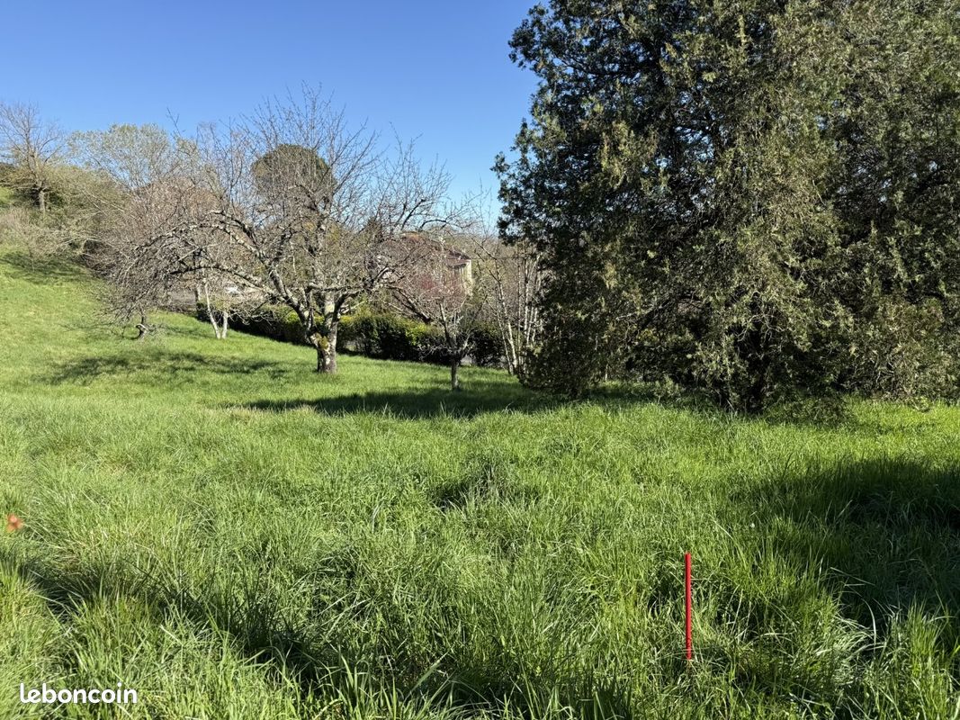 Terrain 1558 m² · à Castanet-Tolosan · 180 000 €