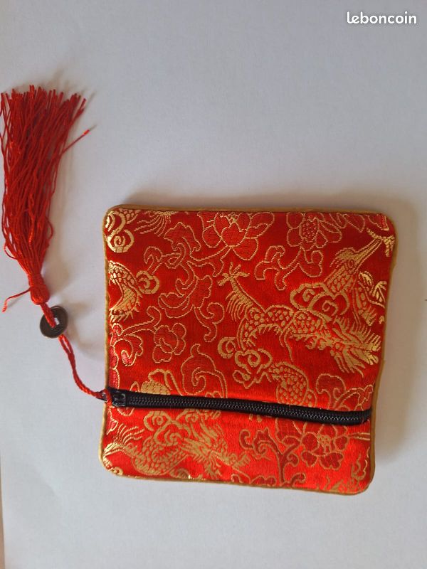 Pochette rouge motif fleurs (image 2)