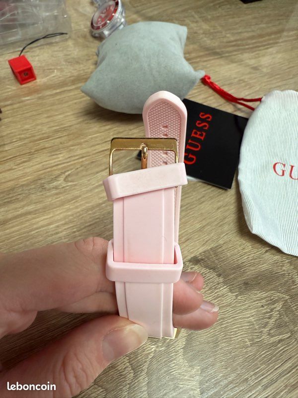 Montre GUESS Pour Femme - Cadre Or Rose, Bracelet Acier, Cadran Bleu - Neuf Avec étiquettes (Livraison USA Gratuite)