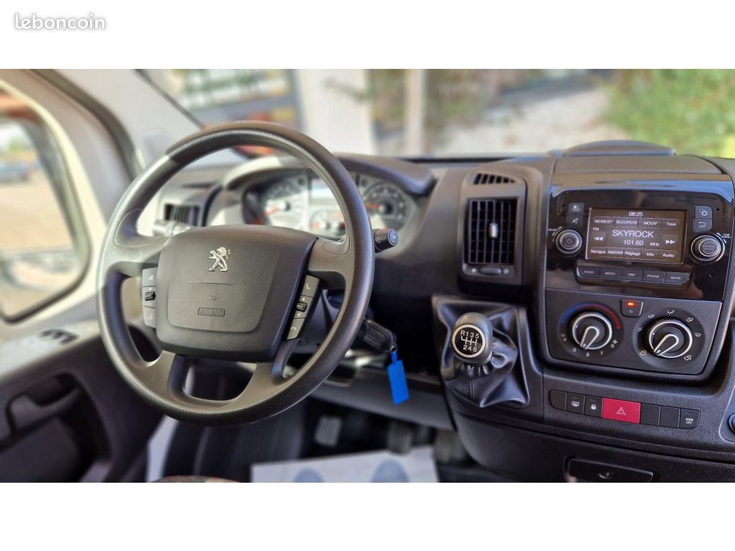 PEUGEOT BOXER Premium 333 L3H2 2.2 BlueHDi S&S - 140 (image 35)