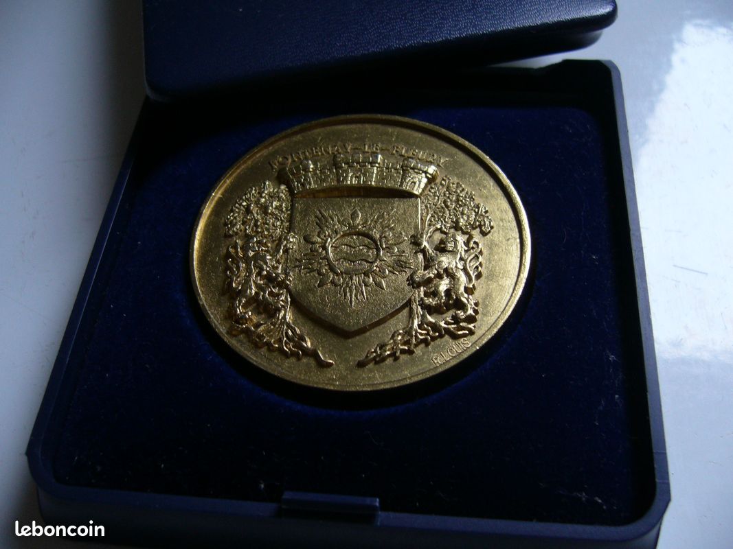 MÉDAILLE ABBAYE CISTERCIENNE Notre Dame de de Fontenay Marmagne 1977