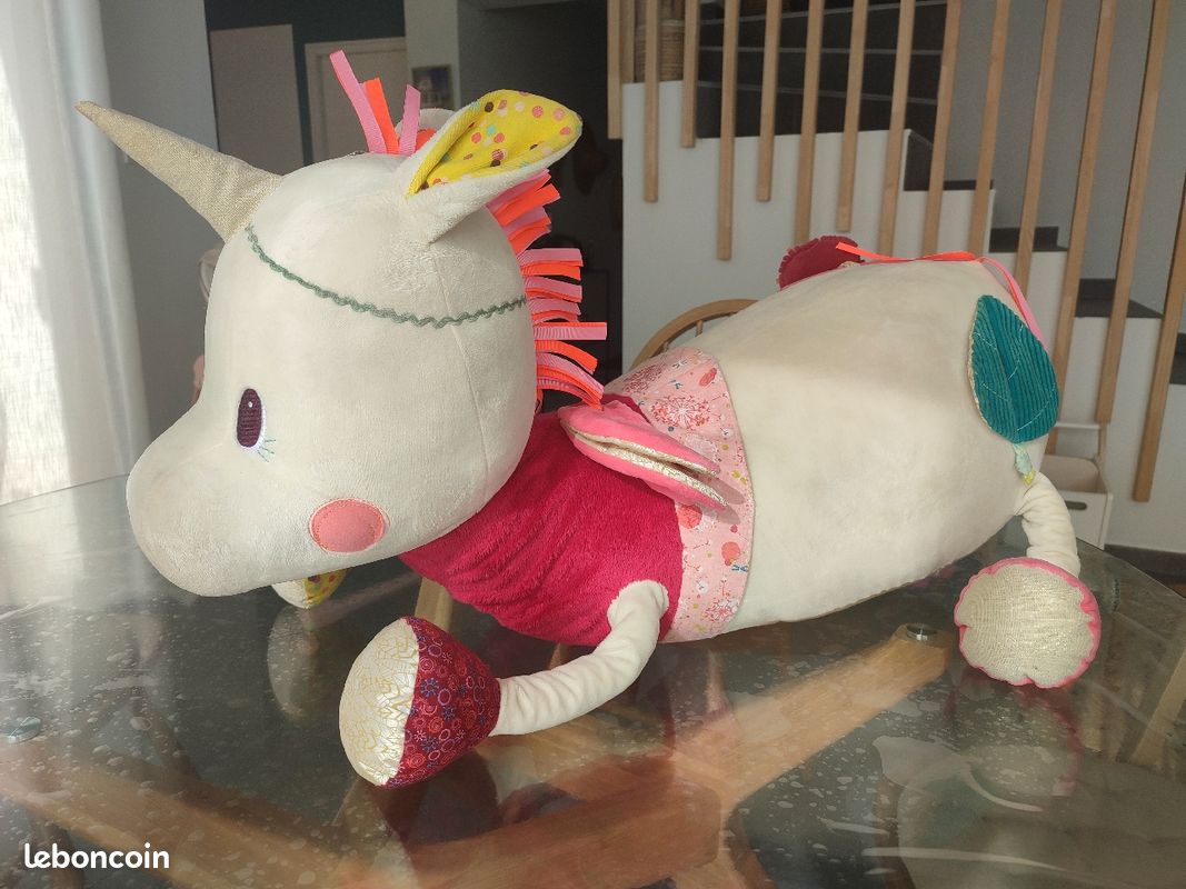 Grande peluche d'activités Louise la licorne Lilliputiens Jeux