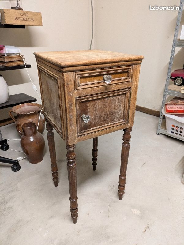 Table d'appoint de salon ou de chevet en bois, d'époque (image 1)