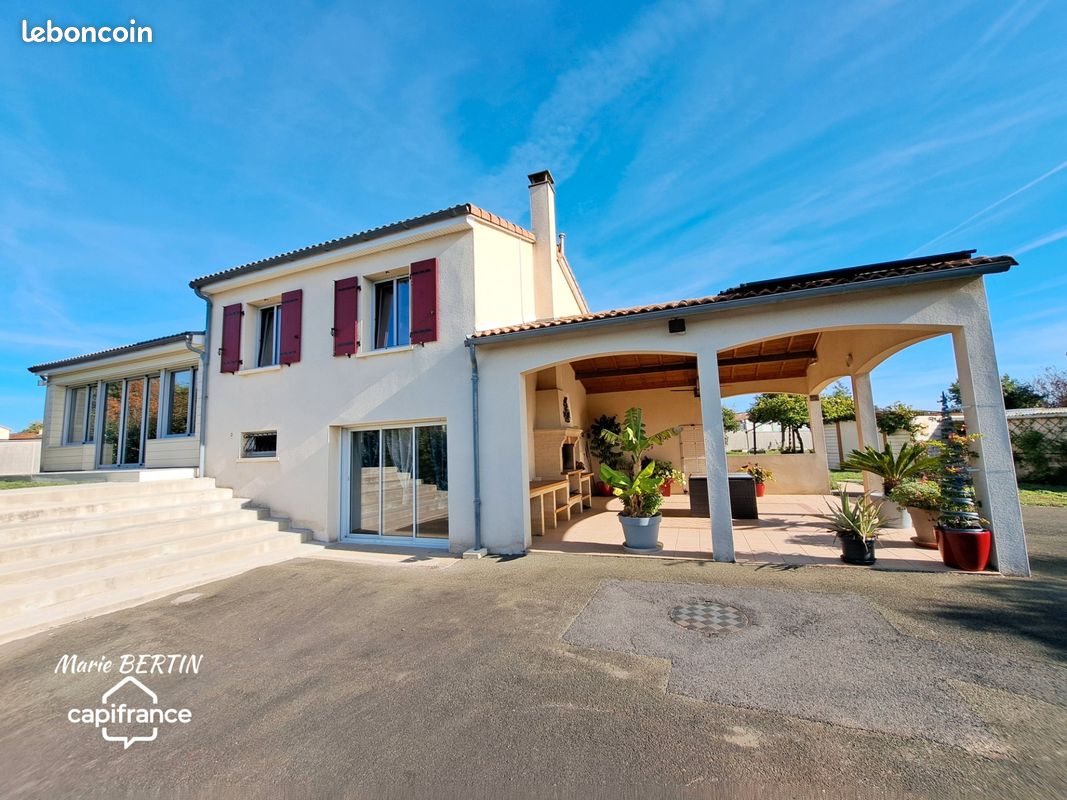 Maison 6 pièces 142 m² · à Saint-Romans-lès-Melle · 142 m² · 369 600 €