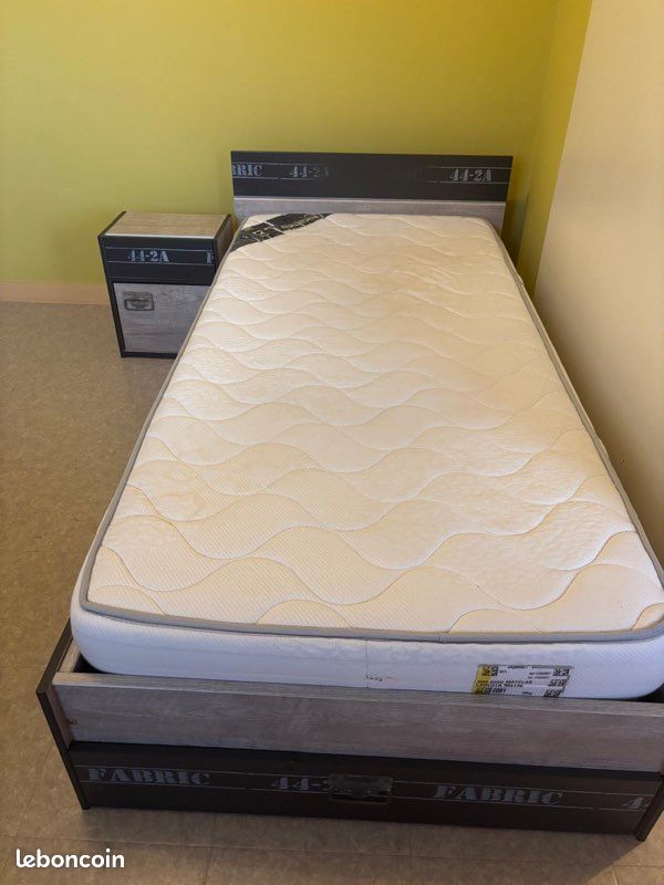 Lit + matelas + sommier + chevet (image 1)