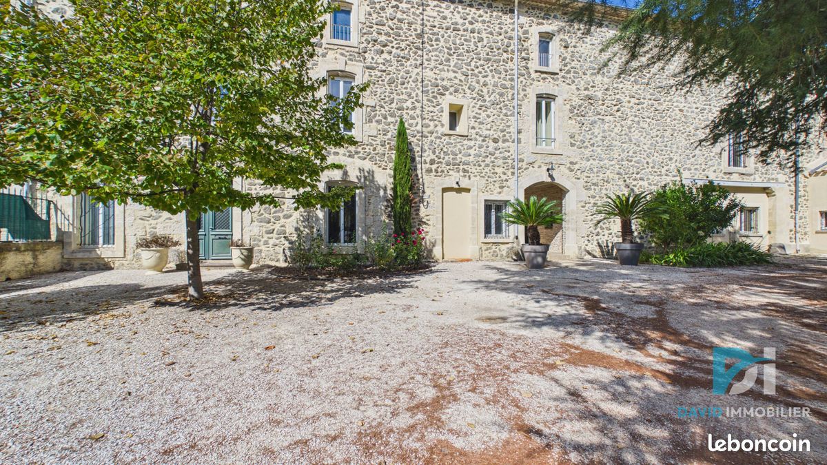 Maison 14 pièces 460 m² · à Montblanc · 460 m² · 895 000 €
