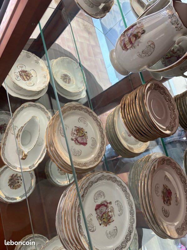 Service de vaisselle en porcelaine vintage – décor doré (image 1)
