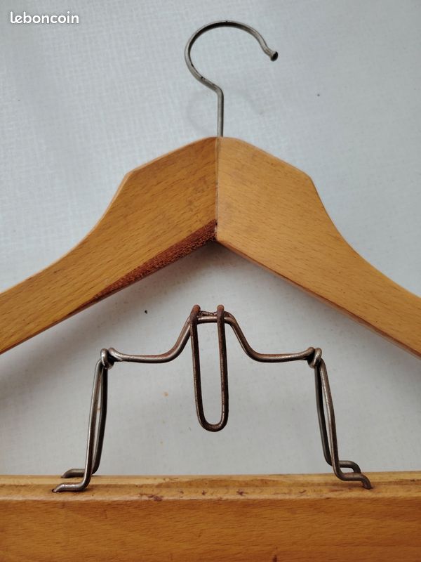 Cintre pour costume en Bois avec pinces (image 1)