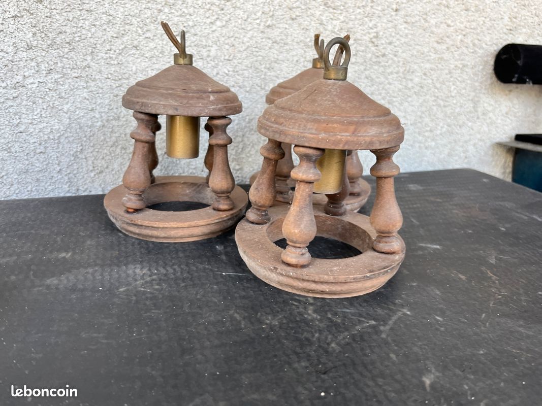 Ensemble de trois anciennes petites suspensions ou lanternes en bois tourné et douilles (image 2)