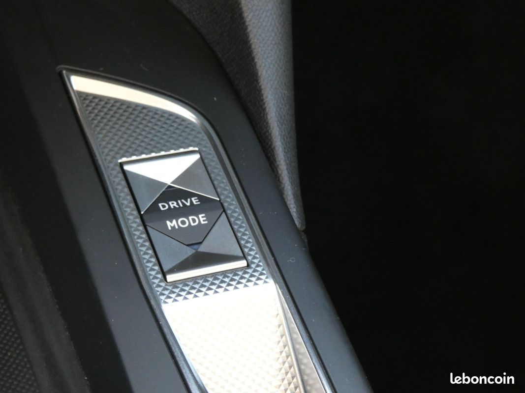 DS DS3 CROSSBACK BlueHDi 130 EAT8 Grand Chic (image 21)