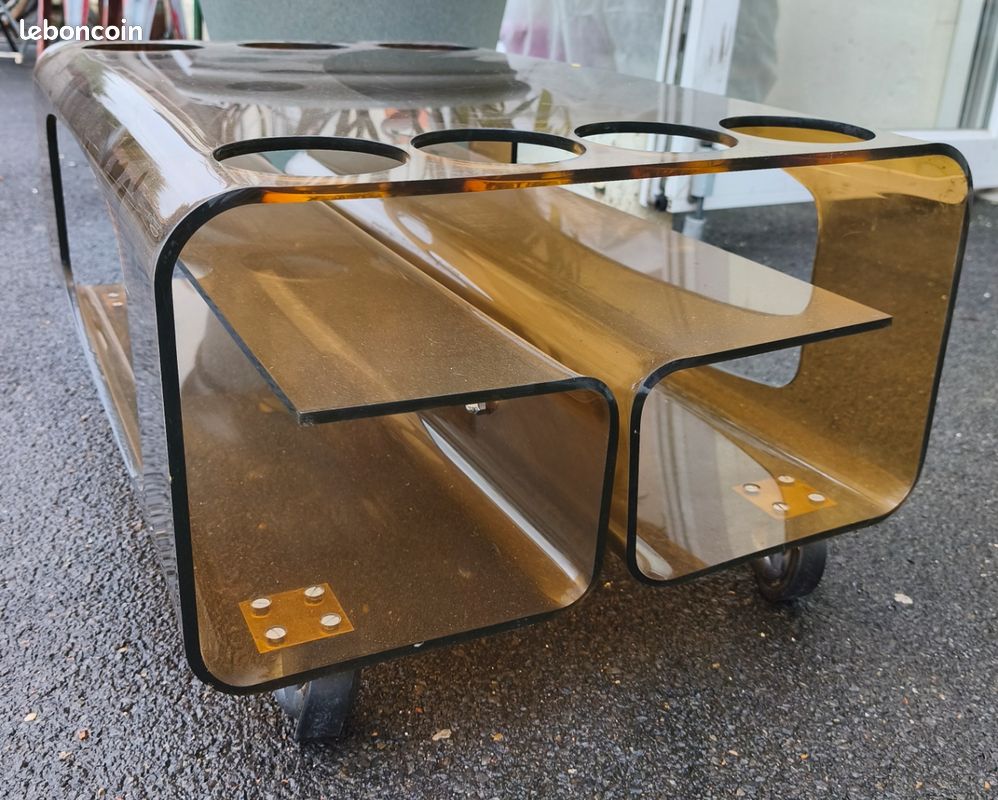 Table basse sur roulettes plexiglas Fumé années 70

Hauteur : 35 cm
Longueur : 75,2 cm
Largeur : 50,3 cm

Voir photos pour les traces de rayures 

Bon état (image 5)
