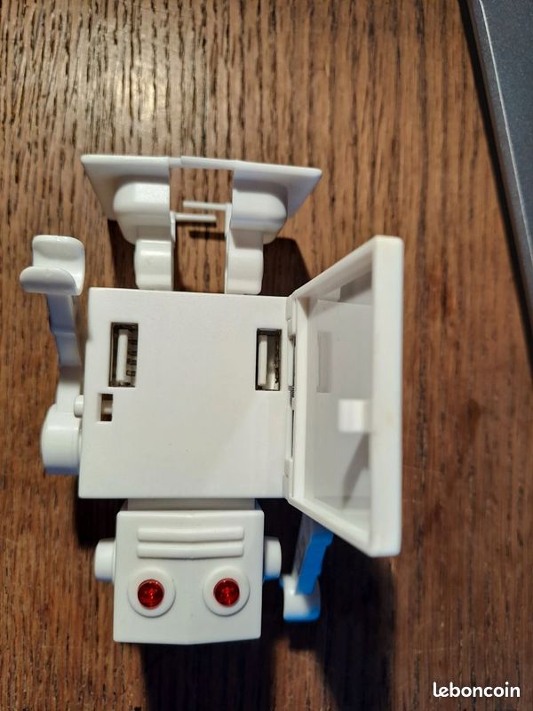 Petit robot HUB permettant de brancher deux ports USB2 (image 2)