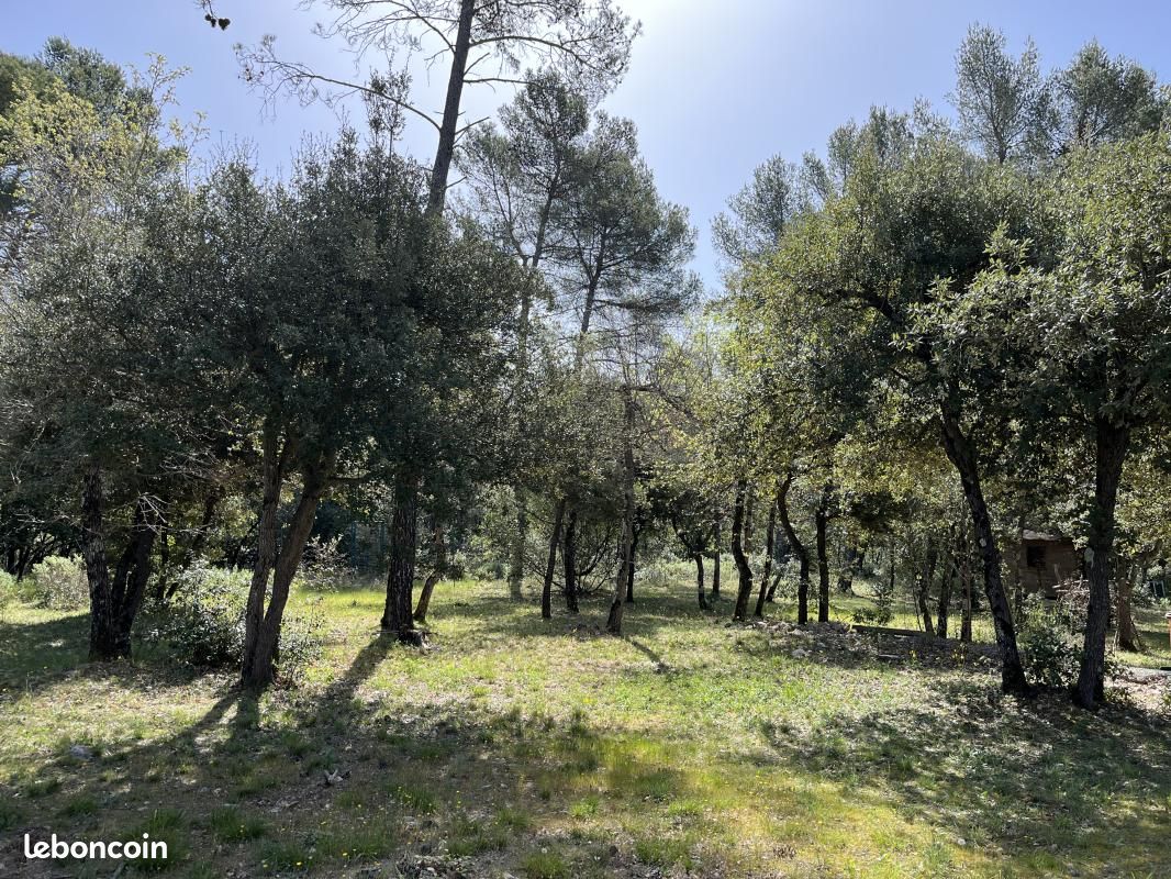 Terrain 2000 m² · à Nans-les-Pins · 270 000 €