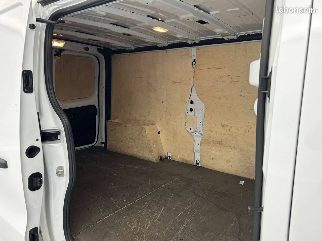 Renault trafic fgn l2h1 3000 kg blue dci 130 confort (image 16)