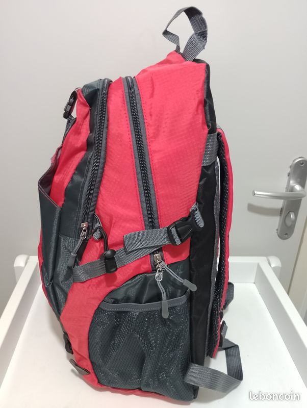 Sac à Dos De Randonnée 45 Litres Noir Et Rouge - Dimensions 70x40 Cm - Nylon - Neuf Sans étiquette