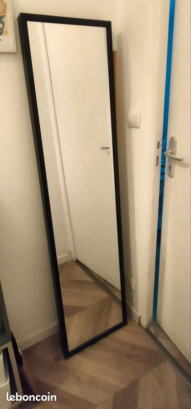 Miroir Ikea noir
40*160cm
Abîmé dans les coins (image 1)