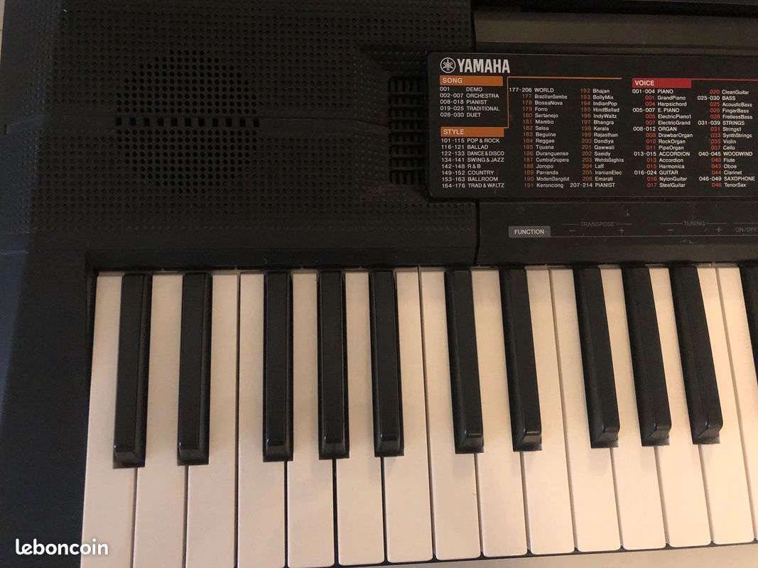 Clavier Yamaha PSR-F51 61 Touches - 100 Sons & 120 Styles - Parfait Pour Débutants - Noir