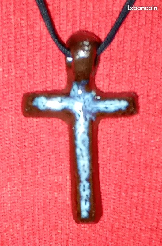 Croix en terre cuite vintage avec son cordon (image 1)