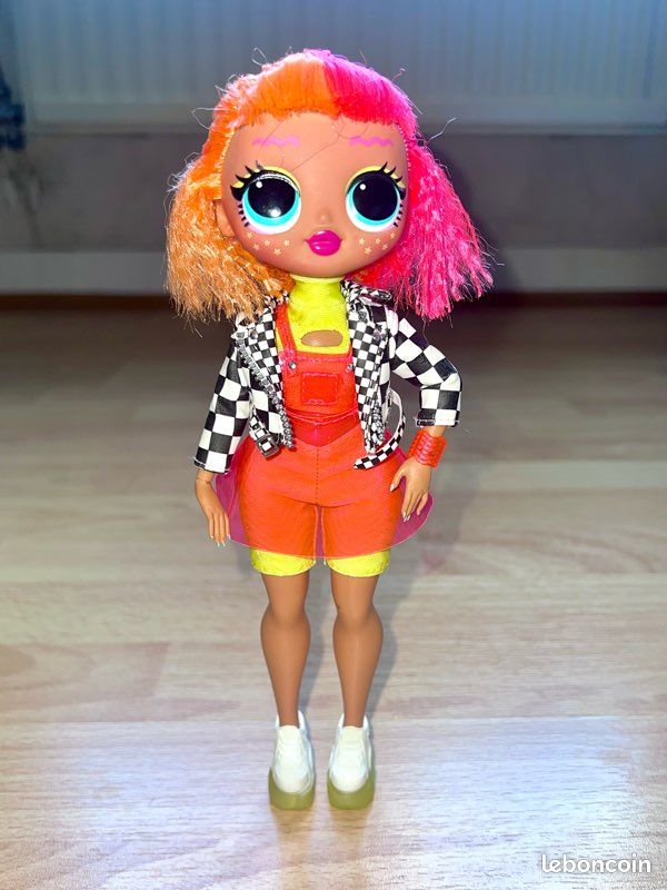 Poupée LOL multicolore et damier (image 1)