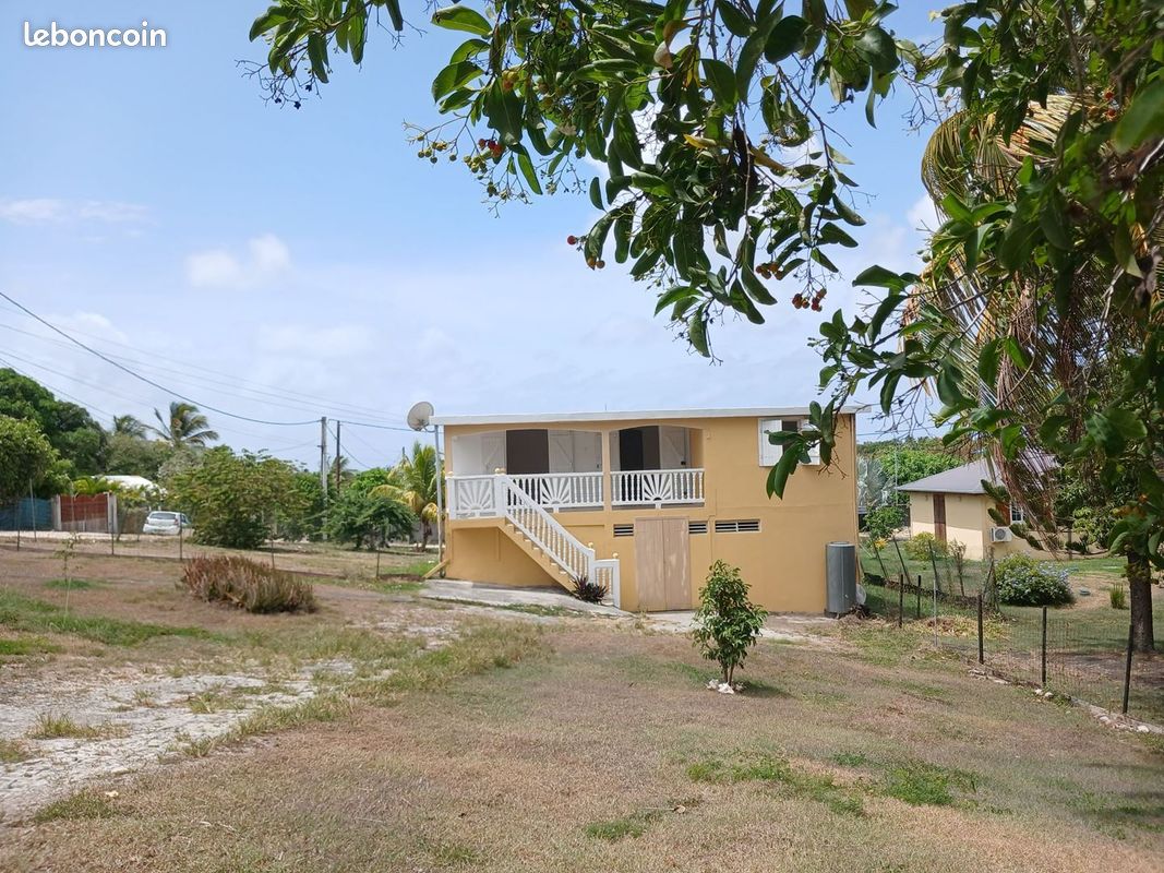 Maison 4 pièces 100 m² · à Saint-François · 100 m² · 1 000 €