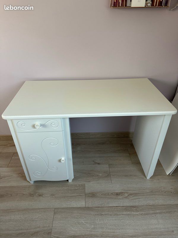 Bureau (image 1)