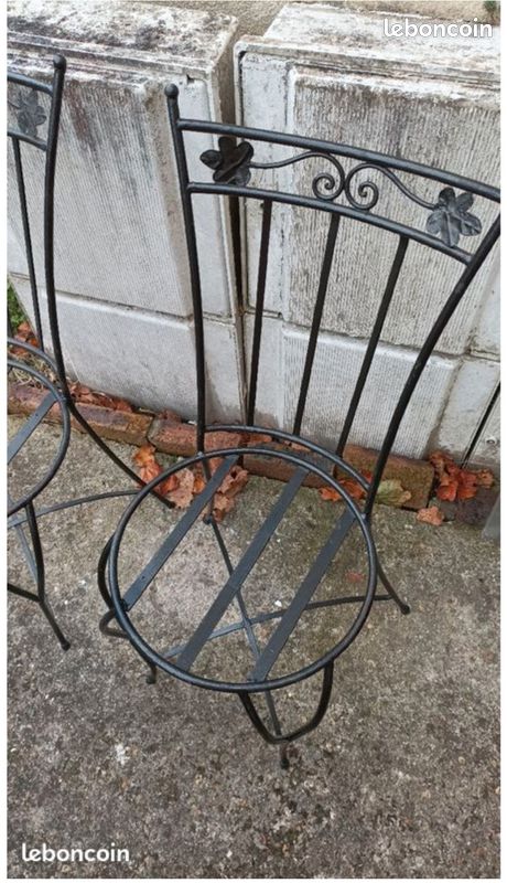 Chaise en fer forgé noir en bon état (image 2)
